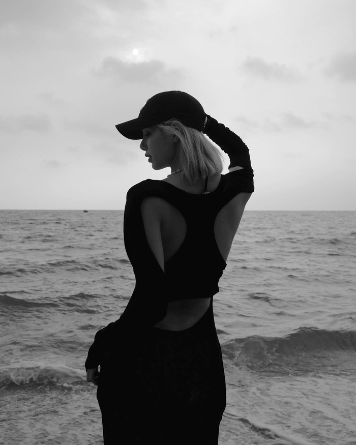 Tak kalah keren, Lisa BLACKPINK juga tampil seksi dengan punggung setengah terbuka. Rapper cantik ini memakai long dress backless berwarna hitam dengan lengan panjang. Tak lupa topi berwarna senada yang bikin makin keren. Foto : instagram.com/lalalalisa_m