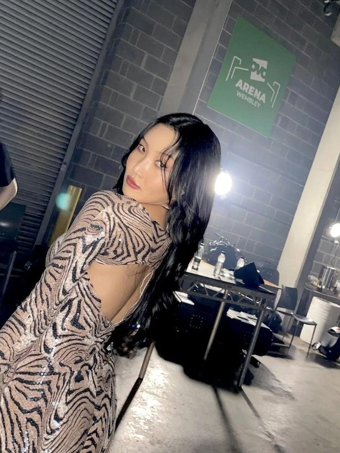 Tak kalah seksi dan anggun, Hwasa juga pakai jumpsuit leopard dengan kombinasi backless. Nah, outfit ini dipakai saat Hwasa konser di London lho, Beauties. Cantik banget, kan?/ Foto: instagram.com/_mariahwasa
