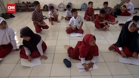 VIDEO: Miris, Siswa Sd Negeri Di Subang Belajar Di Lantai