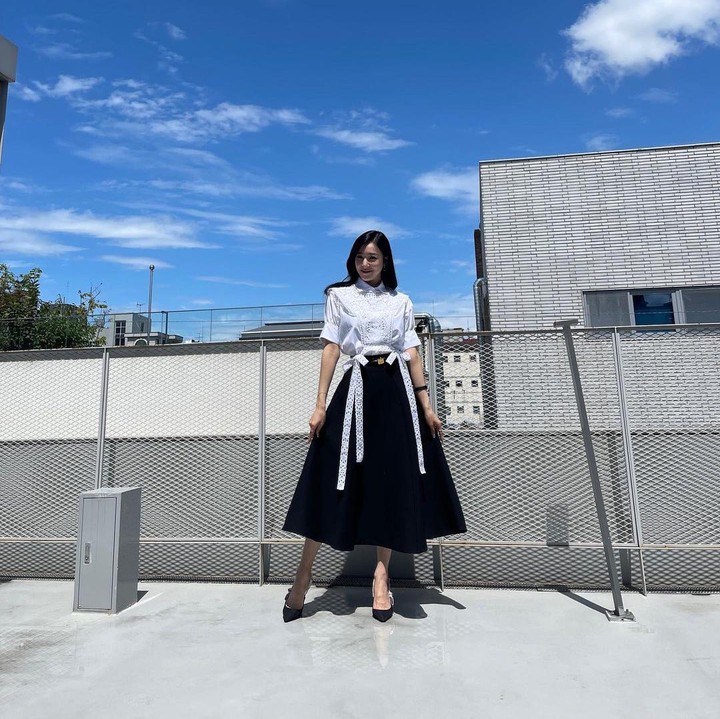 <p>Tak ketinggalan, ada Tiffany yang merupakan lead vocalist dan sub rapper grup SNSD. Ia tampil <em>chic</em> dengan rok bersiluet <em>A-line</em> yang dipadu bersama blouse putih dan <em>kitten heels</em>. (Foto: Instagram @tiffanyyoungofficial)</p>