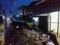 Tergelincir Saat Ngerem, Truk Tangkir Air Seruduk 2 Rumah Warga