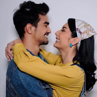 Kasmaran! 9 Potret Kemesraan Tyas Mirasih & Kekasih Berondong yang Hot