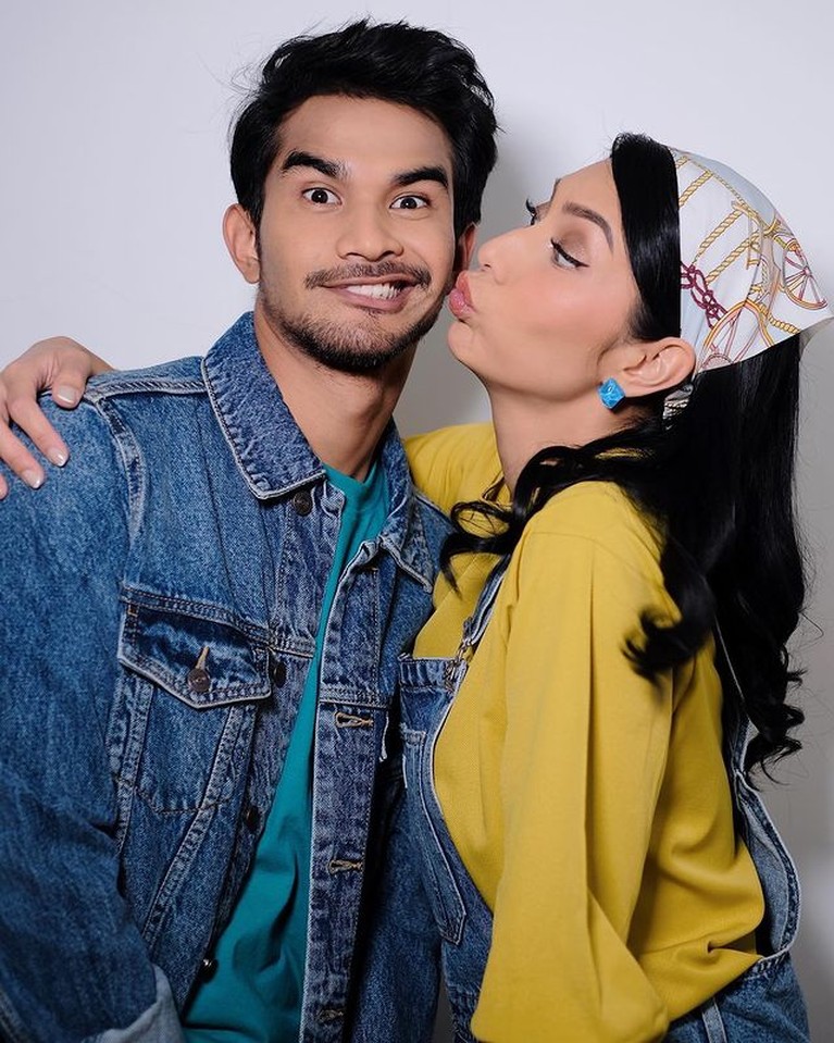 Tyas Mirasih dan Tengku Tezi Tyas Mirasih dan Tengku Tezi