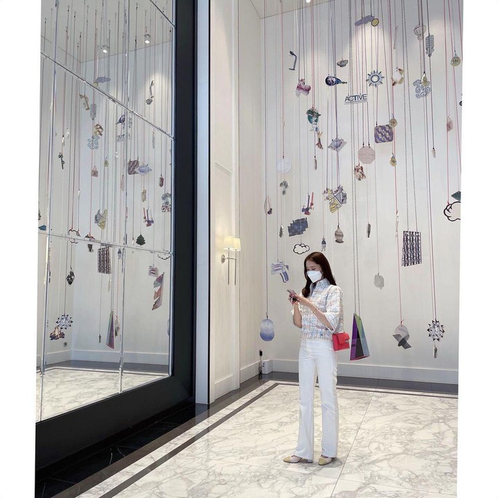 <p>Kemudian ada Yoona, visual dari grup SNSD yang selalu tampil cantik dengan outfit minimalis. Ia memilih perpaduan warna putih untuk gaya yang sederhana dan terkesan lembut. (Foto: Instagram @yoona__lim)</p>