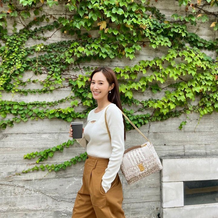 <p>Member berikutnya, Yuri, juga punya OOTD menarik untuk pergi hangout nih. Ia menciptakan tampilan semi formal dengan celana panjang cokelat yang dipadu bersama atasan <em>broken white</em>. (Foto: Instagram @yulyulk)</p>