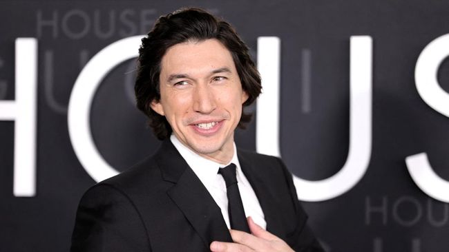 Foto dan video telanjang dada Adam Driver untuk iklan terbaru viral lagi tahun ini, setelah kampanye yang sama berlangsung tahun lalu.
