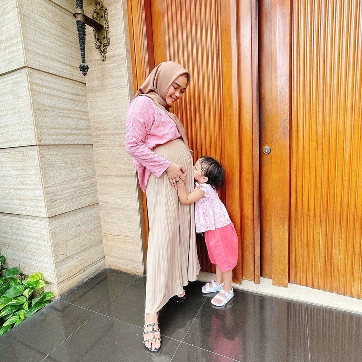 <p>Adreena Aisyah, buah hati pertamanya, akan segera menjadi kakak nih Bunda. Dalam salah satu unggahan Sheza, Adreena terlihat mencium perut sang bunda. (Foto: Instagram @shezaidris)</p>