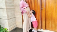 <p>Adreena Aisyah, buah hati pertamanya, akan segera menjadi kakak nih Bunda. Dalam salah satu unggahan Sheza, Adreena terlihat mencium perut sang bunda. (Foto: Instagram @shezaidris)</p>
