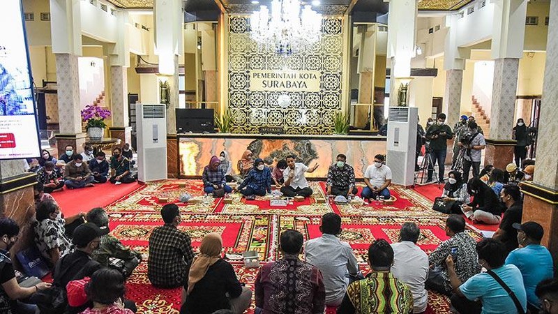 Warga Kota Surabaya kini semakin leluasa melaporkan berbagai hal yang terjadi di Kota Pahlawan.