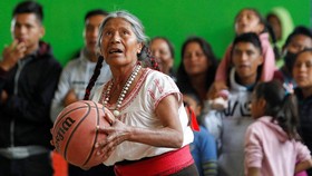 FOTO: Aksi Nenek 71 Tahun 'Granny Jordan' Jadi Bintang Basket Meksiko