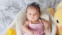 7 Potret Cantik Baby Austine, Anak Chef Devina Hermawan Bareng Dua Kakaknya