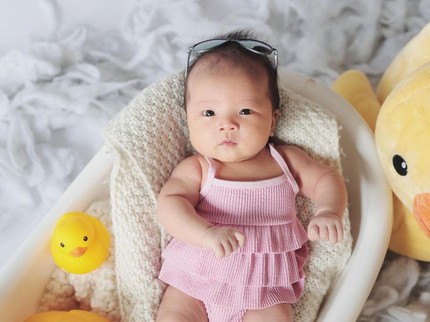 7 Potret Cantik Baby Austine, Anak Chef Devina Hermawan Bareng Dua Kakaknya