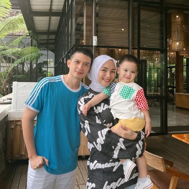 Rezky Aditya & Citra Kirana Beri Kado Spesial untuk Ultah Babysitter Athar