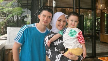 img-title Rezky Aditya & Citra Kirana Beri Kado Spesial untuk Ultah Babysitter Athar