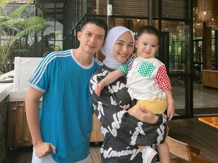 7 Potret Athar Anak Citra Kirana dan Rezky Aditya, Si Gemas yang Pintar Pose