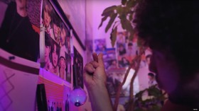 Aksi Benny Blanco seperti ARMY BTS dalam MV Bad Decisions