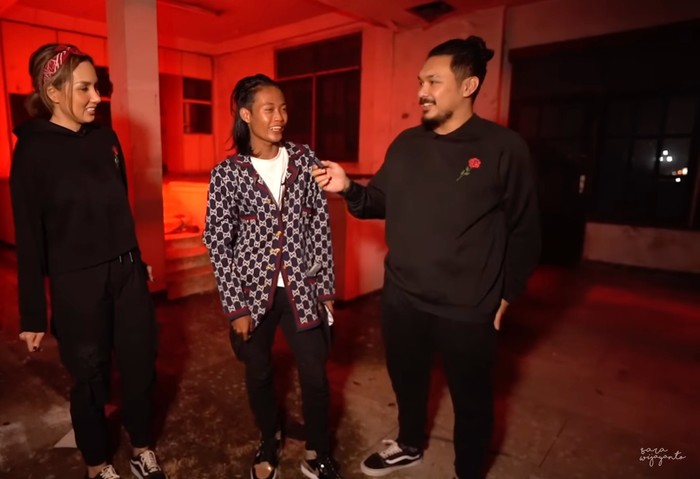 Jaket 'Gucci' jadi salah satu busana yang sering dipakainya. Foto: Dok. YouTube Sara Wijayanto