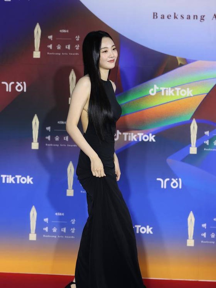 Cho Yi Hyun yang tengah naik daun, tak hanya pakai backless untuk bersantai loh. Ia juga menghadiri acaranya dengan memakai gaun terbuka di bagian punggung. Tak hanya seksi namun tak berlebihan, tapi juga terlihat anggun/ Foto: trendsmap.com