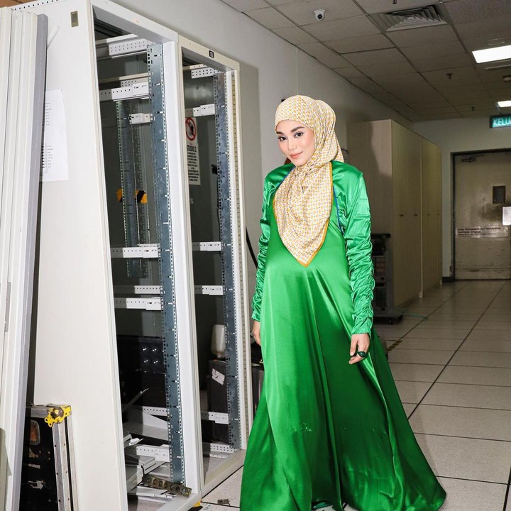 <p>Uyaina membagikan kabar bahagia kehamilan pertamanya pada April lalu melalui akun Instagram pribadinya. "InshaaAllah tak lama lagi keluarga kecil kami akan bertambah.. We are pregnant! Syukur pada-Mu Ya Allah 🤲🏻," tulis Uyaina. (Foto: Instagram @uyainaarshad)</p>