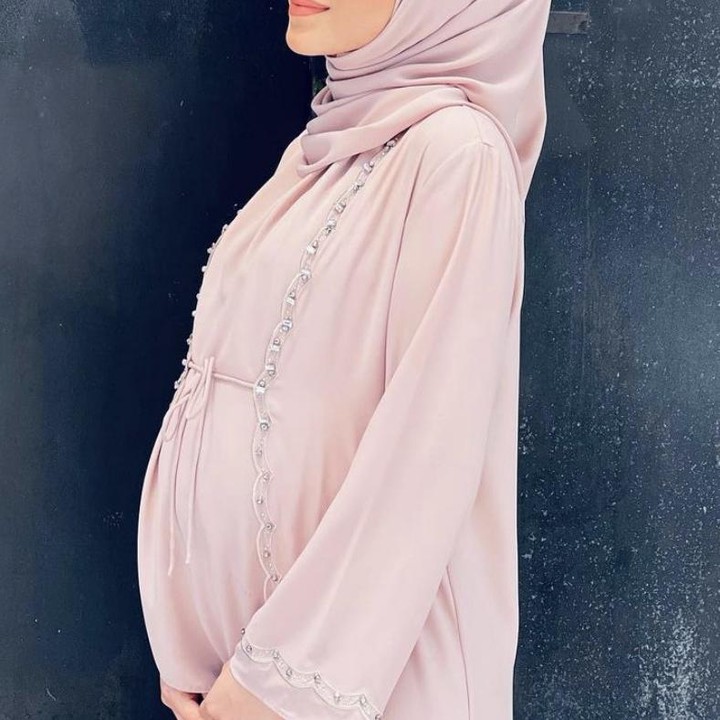 <p>Uyaina juga merupakan pemenang Puteri Muslimah Asia 2018 lho. Kita doakan agar Uyaina dan baby-nya sehat sampai hingga hari persalinan ya Bunda. (Foto: Instagram @uyainaarshad)</p>