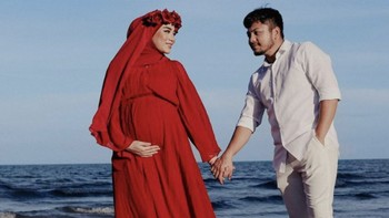7 Potret Kehamilan Presenter Uyaina Arshad, Cantik dan Menawan dengan Gaun Serba Merah