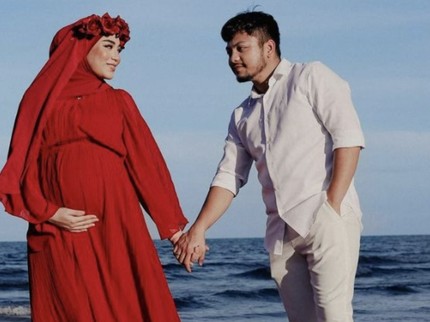 7 Potret Kehamilan Presenter Uyaina Arshad, Cantik dan Menawan dengan Gaun Serba Merah