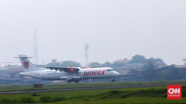 Pesawat Wings Air Semarang-Balikpapan terlambat akibat ulah penumpang yang bercanda ada bom. Penumpang tersebut kemudian tidak disertakan di penerbangan.