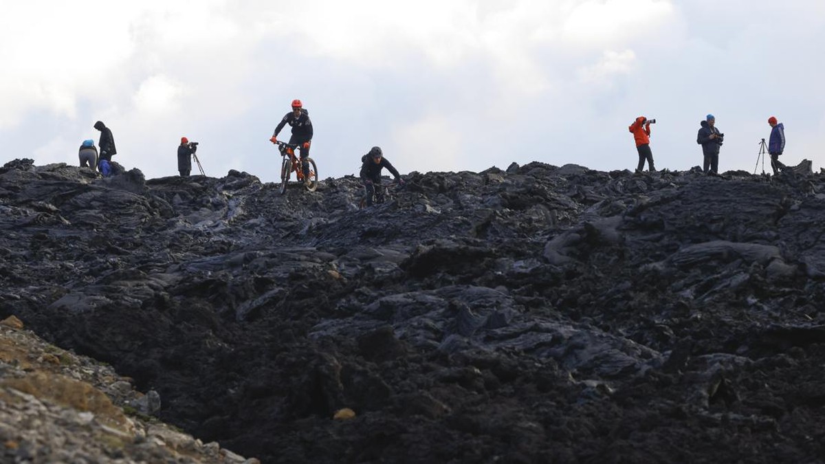 FOTO: Terbius Pesona Semburan Lava Gunung Api di Islandia