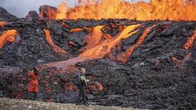 FOTO: Terbius Pesona Semburan Lava Gunung Api di Islandia