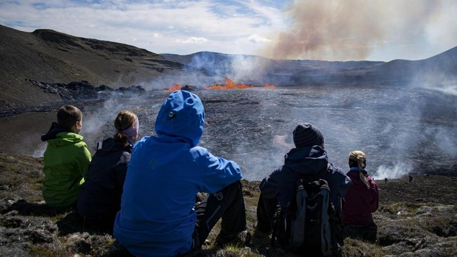 FOTO: Terbius Pesona Semburan Lava Gunung Api di Islandia