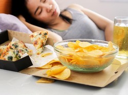 5 Cara Atasi Food Coma, Anti Ngantuk Usai Makan Banyak