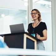 5 Zodiak Ini Paling Jago Public Speaking, Nggak Mudah Gugup dan Percaya Diri!