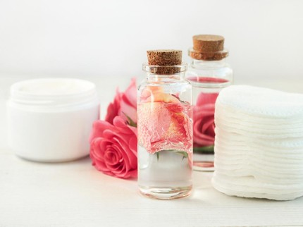 5 Cara Menggunakan Air Mawar Sebelum Tidur agar Glowing dan Kulit Halus