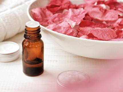 3 Cara Membuat Air Mawar Sendiri untuk Dijadikan Skincare Rumahan