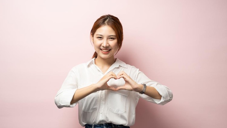Ilustrasi Tes Kepribadian Sifat Dominan Love all you need. Charming romantic charismatic redhead passionate girl blue eyes show heart gesture confessing sympathy look friendly camera smiling, girlfriend express true feelings