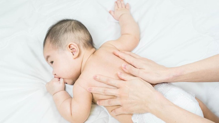 Ini 3 Pijatan yang Bisa Redakan Batuk Pilek Anak Secara Alami Ini 3 Pijatan yang Bisa Redakan Batuk Pilek Anak Secara Alami