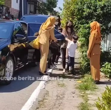 Jan Ethes Perdana Masuk SD, Dikawal Selvi Ananda dan Paspampres