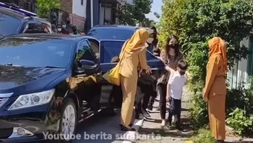 img-title Jan Ethes Perdana Masuk SD, Dikawal Selvi Ananda dan Paspampres