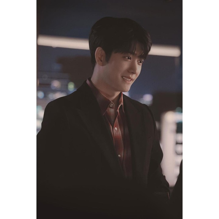 <p>Dalam serial bertema hukum itu, Kang Tae Oh mencuri perhatian lewat perannya sebagai pegawai tim litigasi bernama Lee Junho. (Foto: Instagram @manofcreation_official)</p>