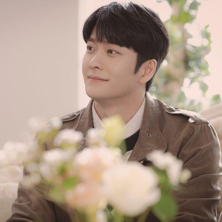 <p>Lee Jun Ho dikisahkan sebagai pria populer di firma hukum Hanbada. Karakternya yang ramah dan hangat kepada siapa saja membuatnya banyak disukai orang. (Foto: Instagram @manofcreation_official)</p>