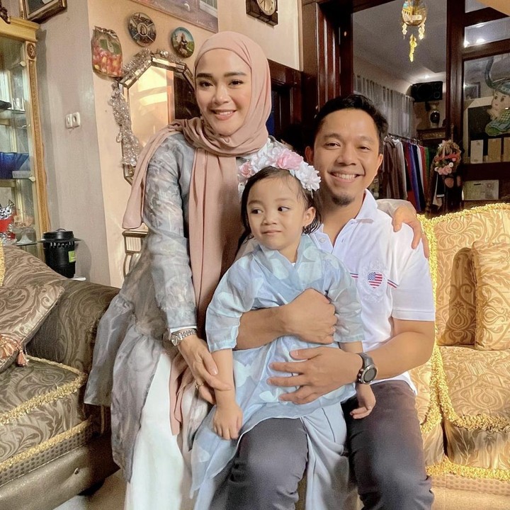 <p>Kita doakan agar Sheza dan janin di dalam kandungannya sehat selalu, ya Bunda. Enggak sabar nih lihat keluarga kecilnya bertambah anggota baru. (Foto: Instagram @shezaidris)</p>