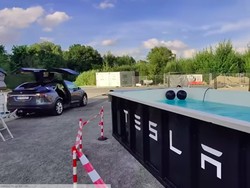 Ada Kolam Renang di Stasiun Pengisian Daya, Cuma Tesla yang Punya