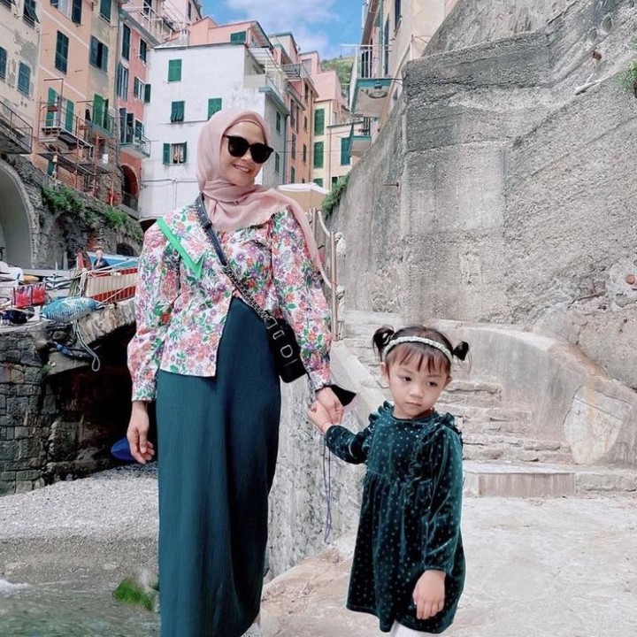 <p>Kompak bersama Adreena, Sheza sempat berlibur ke Eropa lho Bunda. Keluarga kecilnya tampak bahagia berlibur bersama. (Foto: Instagram @shezaidris)</p>