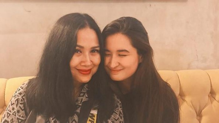 Sama-sama Bersuara Emas, Intip Gaya Busana Titi DJ dan Stephanie Poetri