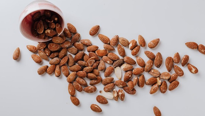 4 Manfaat yang Didapatkan Bila Konsumsi Almond Setiap Hari, Salah Satunya Bikin Kulit Kenyal dan Lembap
