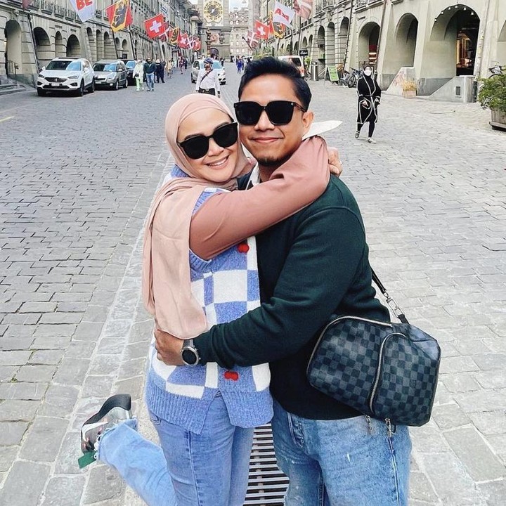 <p>"Awal mula tahu (hamil) pas abis lebaran liburan ke Eropa. Selama perjalanan sih fine, tapi mungkin ada di satu titik di hotel terakhir itu pulang dari kita jalan-jalan sampai hotel bener-bener mual semual-mualnya," ungkap Sheza ditemui di Studio<em> Trans TV</em>, Tendean, Jakarta Selatan, Jumat (5/8). (Foto: Instagram @shezaidris)</p>