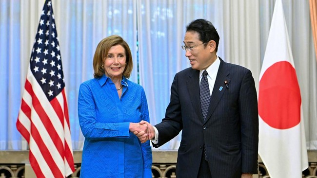 Ketua DPR AS Nancy Pelosi bertemu dengan Perdana Menteri Jepang Fumio Kishida pada Jumat (5/8). Keduanya membahas konflik Taiwan dan China dalam pertemuan ini.
