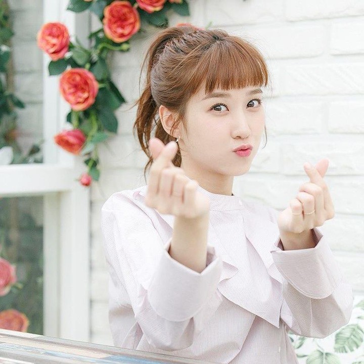 <p>Penampilan Park Eun Bin tampak lebih muda dan ceria ketika memakai warna rambut lebih muda. Poninya juga terlihat lebih pendek. Ia menguncir rambutnya ke dalam gaya <em>pony tail.</em> (Foto: Instagram @eunbining0904)</p>