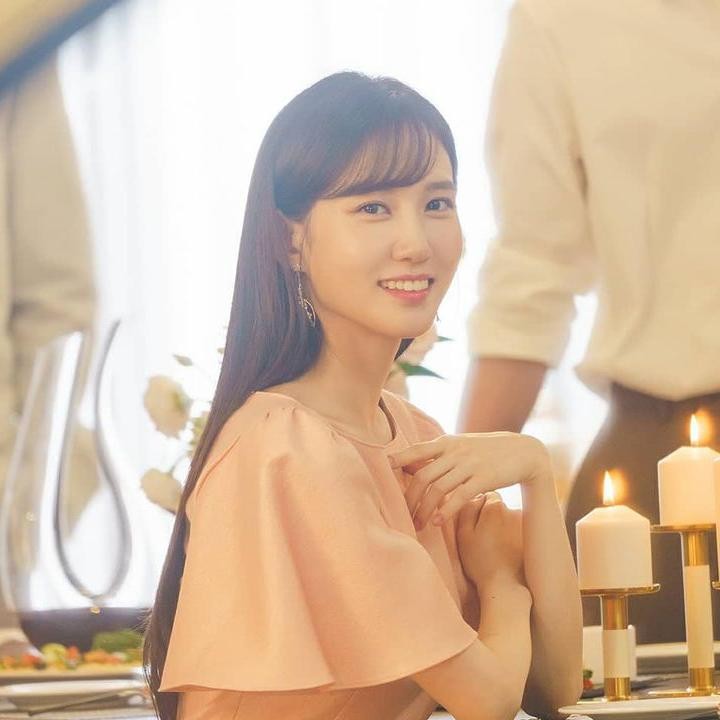 <p>Ketika membintangi drama Korea <em>Do You Like Brahms,</em> Park Eun Bin tampak membuat rambutnya lebih panjang. Ia juga menyemir rambut dengan warna kecoklatan. Sedangakan poninya diarahkan ke samping. (Foto: Instagram @eunbining0904)</p>