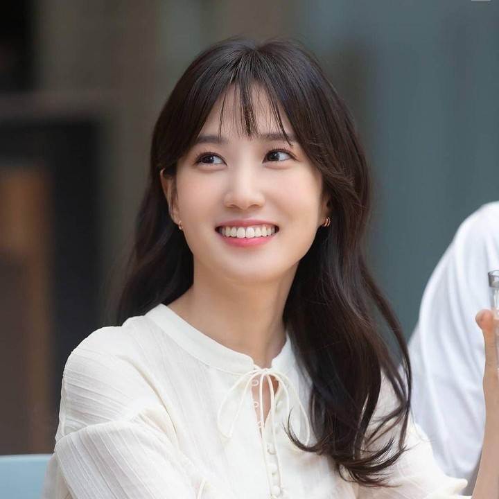 <p>Sebelumnya, Park Eun Bin dikenal sering mengenakan gaya rambut panjang. Namun ia selalu terlihat memiliki poni, Bunda. (Foto: Instagram @eunbining0904)</p>